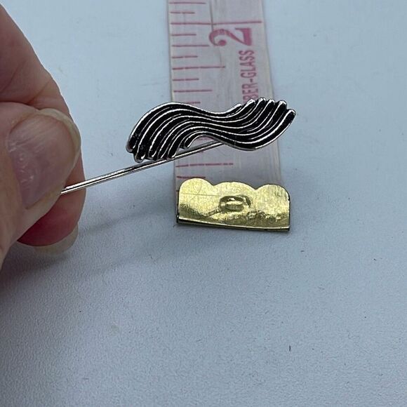 Vintage Sarah Coventry silver tone wave stick pin. - Picture 5 of 6